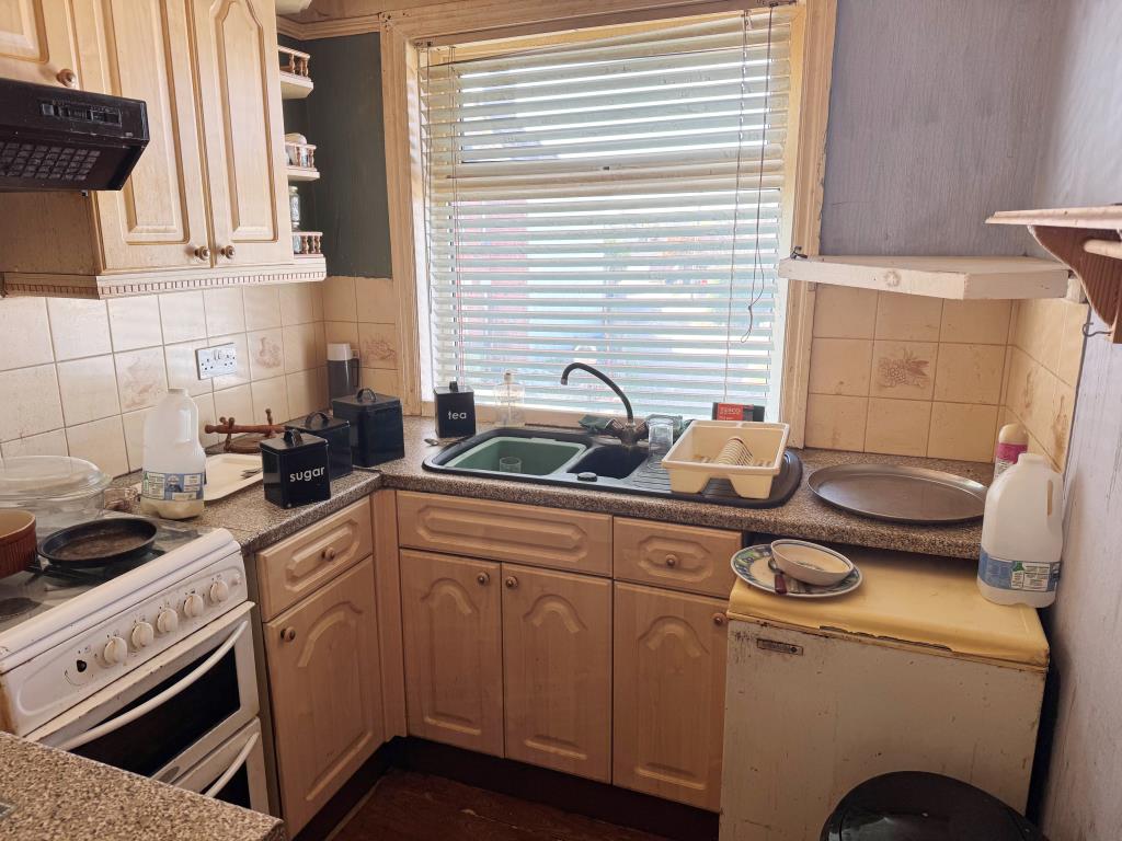 Lot: 125 - FREEHOLD SEMI-DETACHED HOUSE FOR IMPROVEMENT - The Kitchen